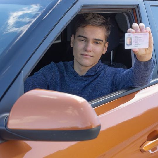 joven con licencia de conducir