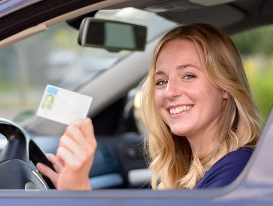 mujer feliz con licencia de conducir