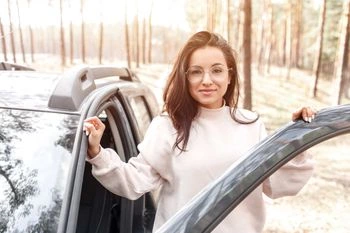 mujer entrando a automóvil